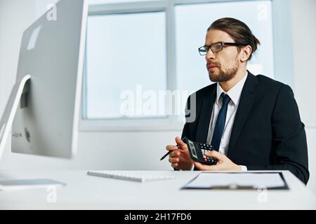 Geschäftsmann dokumentiert in der Hand Kommunikation per Telefon Lifestyle Stockfoto