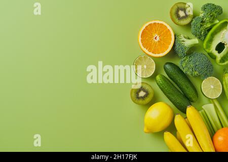 Gemüse und Obst auf der rechten Seite des grünen Hintergrunds horizontal flach legen Kopieplatz Stockfoto