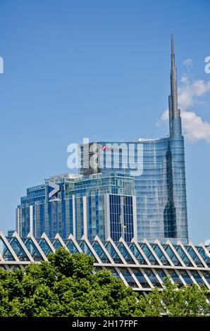 Blick auf den UniCredit Tower und die Feltrinelli Pyramide, Wolkenkratzer im Zentrum von Mailand, Italien. Porta Nuova Wolkenkratzer. Moderne Architektur Stockfoto