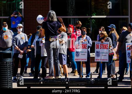 Gewerkschaftsmitglieder streiken mit Plakaten bei einem marsch, bei dem sie Jenny Brekhus zuhören.Gewerkschaftsmitglieder und Gemeindemitglieder marschieren aus Protest gegen das Keolis-Management. Die lokalen Teamster 533 streiken weiterhin, nachdem die Verhandlungen gescheitert sind. (Foto von Ty O'Neil / SOPA Images/Sipa USA) Stockfoto