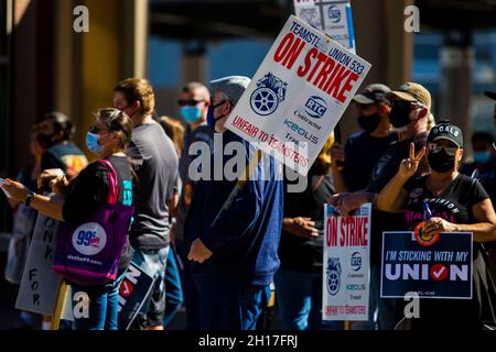 Demonstranten marschieren für streikende Teamster. Gewerkschaftsmitglieder und Gemeindemitglieder marschieren aus Protest gegen das Keolis-Management. Die lokalen Teamster 533 streiken weiterhin, nachdem die Verhandlungen gescheitert sind. (Foto von Ty O'Neil / SOPA Images/Sipa USA) Stockfoto