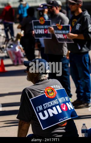 Gewerkschaftsmitglieder und Gemeindemitglieder hören einem Sprecher bei einem Protest zu.Gewerkschaftsmitglieder und Gemeindemitglieder marschieren aus Protest gegen das Keolis-Management. Die lokalen Teamster 533 streiken weiterhin, nachdem die Verhandlungen gescheitert sind. (Foto von Ty O'Neil / SOPA Images/Sipa USA) Stockfoto