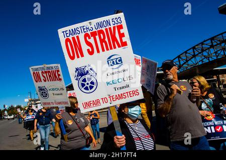 Demonstranten marschieren für streikende Teamster. Gewerkschaftsmitglieder und Gemeindemitglieder marschieren aus Protest gegen das Keolis-Management. Die lokalen Teamster 533 streiken weiterhin, nachdem die Verhandlungen gescheitert sind. (Foto von Ty O'Neil / SOPA Images/Sipa USA) Stockfoto