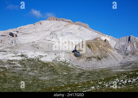 Karstlandschaft in der Nähe der SAS dle Crusc Berggruppe. Sasso delle Dieci Der Naturpark Dolomiten von Fanes-Sennes-Prags. Italienische Alpen. Europa. Stockfoto