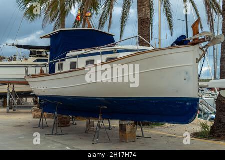 Freizeitboot unterstützt auf Metallstativen für zukünftige Restaurierung. SA Rapita Marina, Insel Mallorca, Spanien Stockfoto