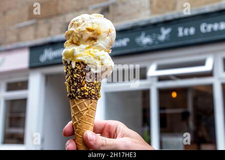 Moomaid of Zennor Ice Cream - Shipwreck Flavour (Honeycomb und gesalzenes Karamell) und Creme Fraiche and Lemon Curd, St Ives, Cornwall, UK Stockfoto
