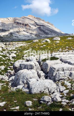 Karstlandschaft in der Nähe der SAS dle Crusc Berggruppe. Sasso delle Dieci. Der Naturpark Dolomiten von Fanes-Sennes-Prags. Italienische Alpen. Europa. Stockfoto