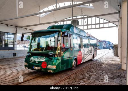 Pilsen, Tschechische Republik, 10-03-2021: Besucherbus der Brauerei Pilsner Urquell im Curyard Pilsen Plzen, Tschechische Republik Stockfoto