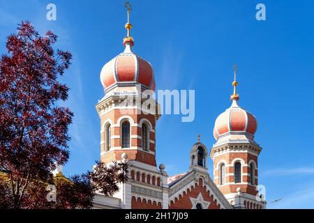 Türme der Großen Synagoge gegen blauen Himmel, pilsen, Tschechien Stockfoto