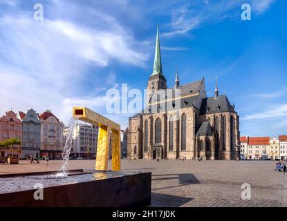 Marktplatz in Pilsen mit Kathedrale und Brunnen, Tschechische republik. Altstadt von Pilsen, Tschechien Stockfoto