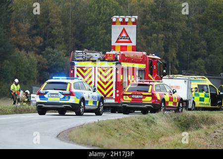 Unfall auf Evertsbyvägen, Motala, Schweden, als ein LKW aus unbekannten Gründen zwei Container auf der Straße verlor, in die dann ein Auto fuhr. Polizei, Rettungsdienst und Krankenwagen vor Ort. Stockfoto