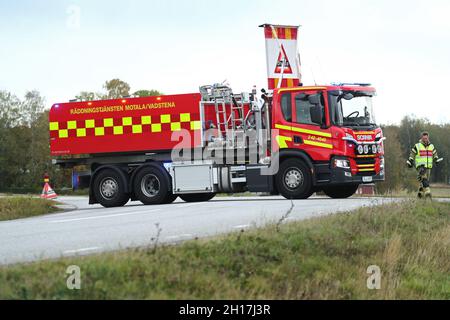 Unfall auf Evertsbyvägen, Motala, Schweden, als ein LKW aus unbekannten Gründen zwei Container auf der Straße verlor, in die dann ein Auto fuhr. Polizei, Rettungsdienst und Krankenwagen vor Ort. Stockfoto