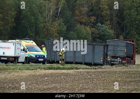 Unfall auf Evertsbyvägen, Motala, Schweden, als ein LKW aus unbekannten Gründen zwei Container auf der Straße verlor, in die dann ein Auto fuhr. Polizei, Rettungsdienst und Krankenwagen vor Ort. Stockfoto