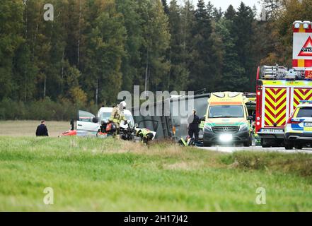 Unfall auf Evertsbyvägen, Motala, Schweden, als ein LKW aus unbekannten Gründen zwei Container auf der Straße verlor, in die dann ein Auto fuhr. Polizei, Rettungsdienst und Krankenwagen vor Ort. Stockfoto