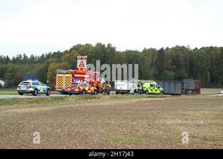 Unfall auf Evertsbyvägen, Motala, Schweden, als ein LKW aus unbekannten Gründen zwei Container auf der Straße verlor, in die dann ein Auto fuhr. Polizei, Rettungsdienst und Krankenwagen vor Ort. Stockfoto