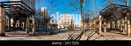 Panoramablick auf die Alte Oper - altes Opernhaus, ein Wahrzeichen der Konzerthalle in Frankfurt am Main, Deutschland. Stockfoto