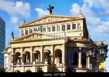 Blick auf die Alte Oper - altes Opernhaus, ein Wahrzeichen der Konzerthalle in Frankfurt am Main, Deutschland. Stockfoto