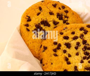 Hausgemachte große Schokoladenkekse Stockfoto