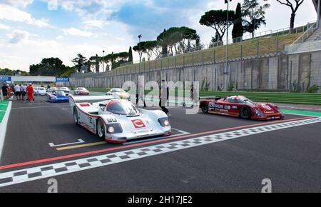 Italien, september 11 2021. Vallelungaklassiker. Rennwagen stehen in der Startaufstellung, Prototyp-Gruppe der Le Mans-Serie Stockfoto