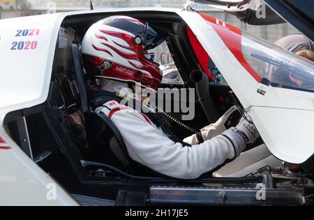 Italien, september 11 2021. Vallelungaklassiker. Fahrer im Rennanzug und Helm sitzt im Prototypen-Rennwagen-Cockpit Stockfoto