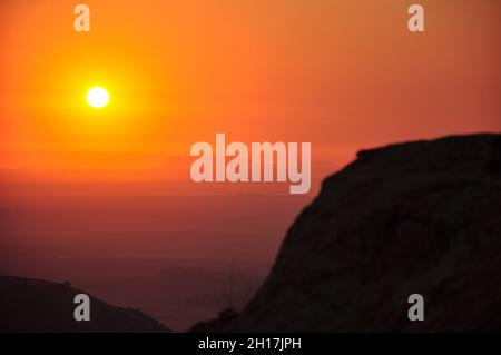 Eine natürliche Landschaft in der Nähe der Stadt Clarens bei Sonnenaufgang. Clarens ist zum inoffiziellen Wochenendtreffen für Menschen geworden, die dem Stadtleben entkommen wollen. Es ist drei bis vier Stunden Fahrt von Johannesburg und es ist umgeben von einigen der schönsten Berge und Naturschutzgebiete. Clarens liegt auch in der Nähe der 850 Meter hohen Tugela Falls, dem zweithöchsten Wasserfall der Welt. Freier Staat, Südafrika. 8. Juli 2009. Stockfoto