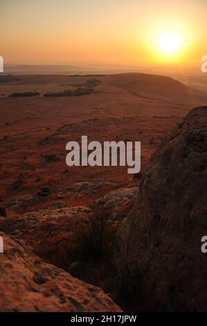 Eine natürliche Landschaft in der Nähe der Stadt Clarens bei Sonnenaufgang. Clarens ist zum inoffiziellen Wochenendtreffen für Menschen geworden, die dem Stadtleben entkommen wollen. Es ist drei bis vier Stunden Fahrt von Johannesburg und es ist umgeben von einigen der schönsten Berge und Naturschutzgebiete. Clarens liegt auch in der Nähe der 850 Meter hohen Tugela Falls, dem zweithöchsten Wasserfall der Welt. Freier Staat, Südafrika. 8. Juli 2009. Stockfoto