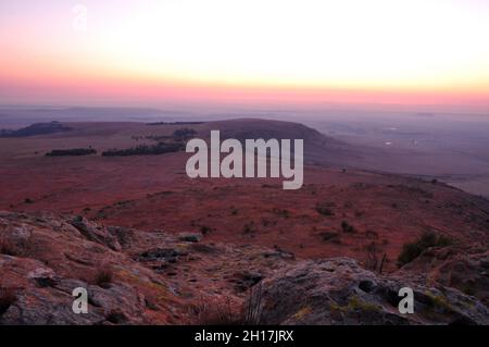 Eine natürliche Landschaft in der Nähe der Stadt Clarens bei Sonnenaufgang. Clarens ist zum inoffiziellen Wochenendtreffen für Menschen geworden, die dem Stadtleben entkommen wollen. Es ist drei bis vier Stunden Fahrt von Johannesburg und es ist umgeben von einigen der schönsten Berge und Naturschutzgebiete. Clarens liegt auch in der Nähe der 850 Meter hohen Tugela Falls, dem zweithöchsten Wasserfall der Welt. Freier Staat, Südafrika. 8. Juli 2009. Stockfoto