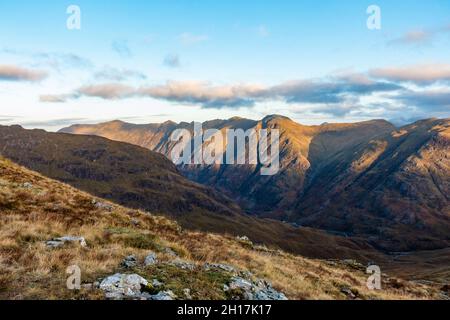 Der mächtige Aonach Eagach Ridge in Glencoe, Schottland, von Buachaille Etive Beag aus gesehen Stockfoto