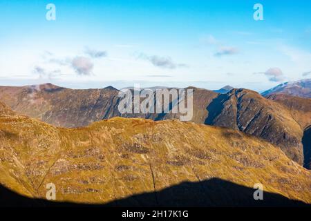 Der mächtige Aonach Eagach Ridge in Glencoe, Schottland, von Buachaille Etive Beag aus gesehen Stockfoto