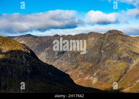 Der mächtige Aonach Eagach Ridge in Glencoe, Schottland, von Buachaille Etive Beag aus gesehen Stockfoto