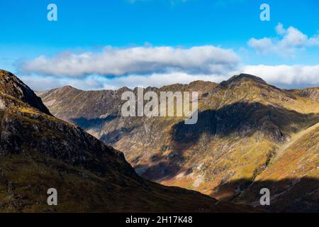 Der mächtige Aonach Eagach Ridge in Glencoe, Schottland, von Buachaille Etive Beag aus gesehen Stockfoto