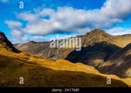 Der mächtige Aonach Eagach Ridge in Glencoe, Schottland, von Buachaille Etive Beag aus gesehen Stockfoto