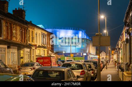 Gwladys Street, Walton Liverpool 4, mit einem Nachtspiel im Goodison Park, dem Heimstadion des Everton Football Club. Aufgenommen im September 2021. Stockfoto