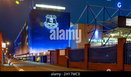 Der Goodison Park, seit 1892 Sitz des Everton Football Club, liegt im Walton-Viertel von Liverpool. Aufgenommen während eines Spiels im September 2021. Stockfoto