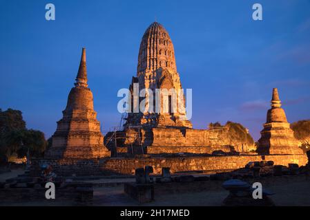 Abend in den alten Ruinen des buddhistischen Tempels Wat Ratchaburana. Ayutthaya, Thailand Stockfoto