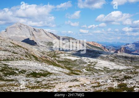 Karstlandschaft in der Nähe der SAS dle Crusc Berggruppe. Sasso delle Nove Peak. Der Naturpark Dolomiten von Fanes-Sennes-Prags. Italienische Alpen. Europa. Stockfoto