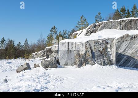 Sonniger Märztag in einem alten Marmorbruch. Ruskeala Mountain Park. Karelien, Russland Stockfoto