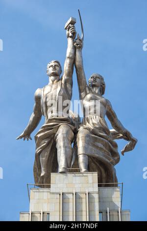 MOSKAU, RUSSLAND - 14. APRIL 2021: Die berühmte Skulptur "Arbeiter und Kolchosfrau" aus der Nähe des blauen Himmels Stockfoto