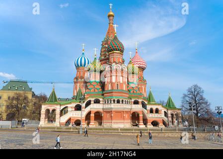 MOSKAU, RUSSLAND - 14. APRIL 2021: Basilius-Kathedrale (Fürsprache der Heiligen Mutter Gottes) an einem sonnigen Apriltag Stockfoto
