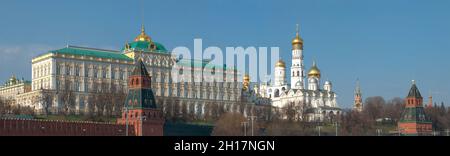 Der große Kremlpalast und die Tempel des Moskauer Kremls im Aprilpanorama. Moskau, Russland Stockfoto