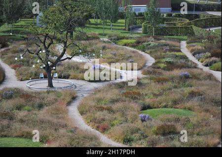 WEIL AM RHEIN, DEUTSCHLAND - 22. SEPTEMBER 2021: Bepflanzung im mehrjährigen Wiesenstil von Piet Oudolf im Vitra Design Museum Stockfoto