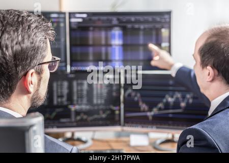 Börsenmakler Blick auf Computer-Bildschirmen, Online-Handel. Stockfoto