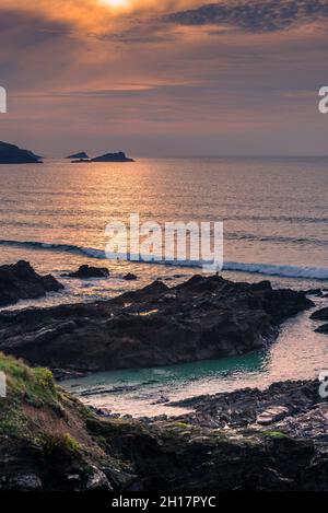 Ein wunderschöner Sonnenuntergang über Fistral Bay und Little Fistral in Newquay in Cornwall. Stockfoto