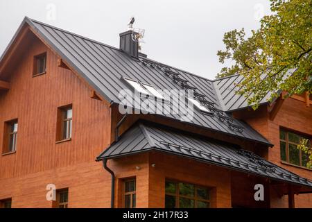 Schönes gepflegtes Holzhaus in ländlicher Umgebung Stockfoto