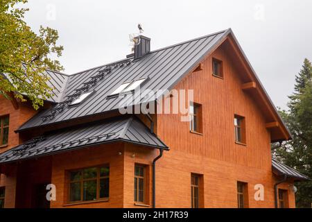 Schönes gepflegtes Holzhaus in ländlicher Umgebung Stockfoto