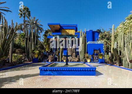 Le Jardin Majorelle, Marrakesch, Marokko - 14. November 2017: Wunderschöne blaue Architektur des Villenkomplexes und tropischer botanischer Garten in t Stockfoto
