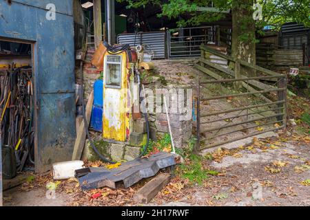 USK, Monmouthshire Wales Großbritannien Oktober 14 2021 Sporting Estate Farm Red Diesel Pumpe zum Betanken von Traktoren und Landrovern sowie Maschinen und Anlagen Stockfoto