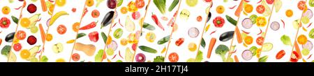 Panorama aus verschiedenen Sammlungen Gemüse und Obst durch schräge Linien isoliert auf weißem Hintergrund getrennt. Stockfoto