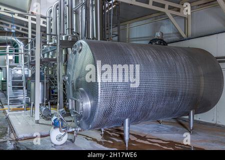 Technologische Ausstattung in modernen Molkereianlagen.Produktion von Milchprodukten. Werk, Werk im Betriebsmodus. Automatisierung der Produktion, Förderer Stockfoto