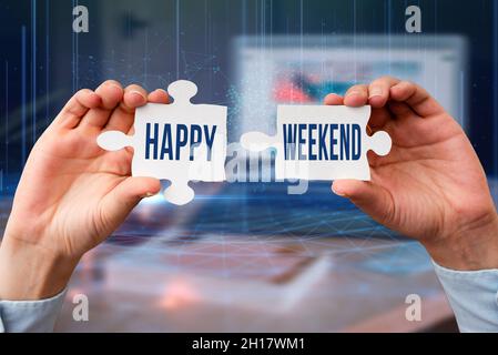 Schreiben Anzeige Text Happy Weekend. Geschäftsübersicht etwas schönes ist passiert oder sie fühlen sich mit dem Leben zufrieden Business Woman Holding Jigsaw Stockfoto